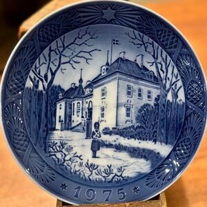 Vintage 1975 Royal Copenhagen “The Queen’s Christmas Residence” Plate